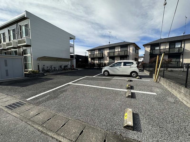 レオパレスニュー宝木ガーデン 駐車場