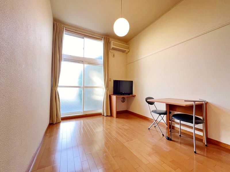 レオパレスひばりヒルズ 居間