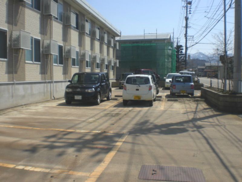 レオパレスＡＭＡＴＥＲＡＳＵ 駐車場
