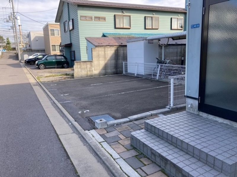 レオパレスドミール湯川 駐車場