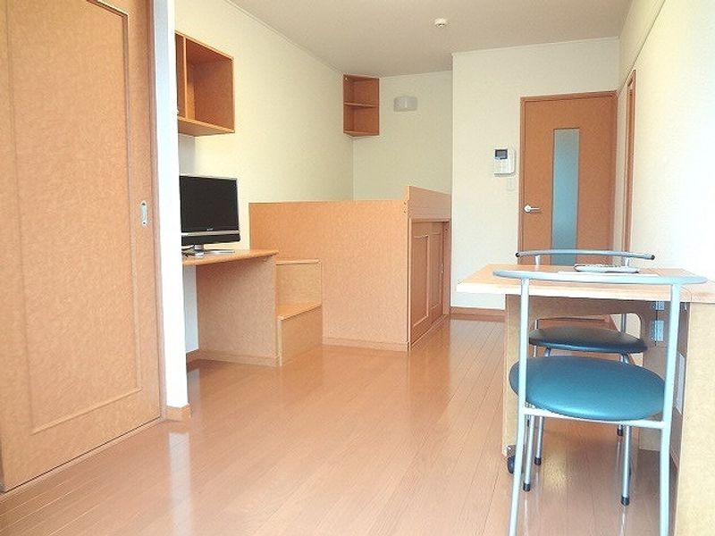 レオパレス三ツ屋 居間