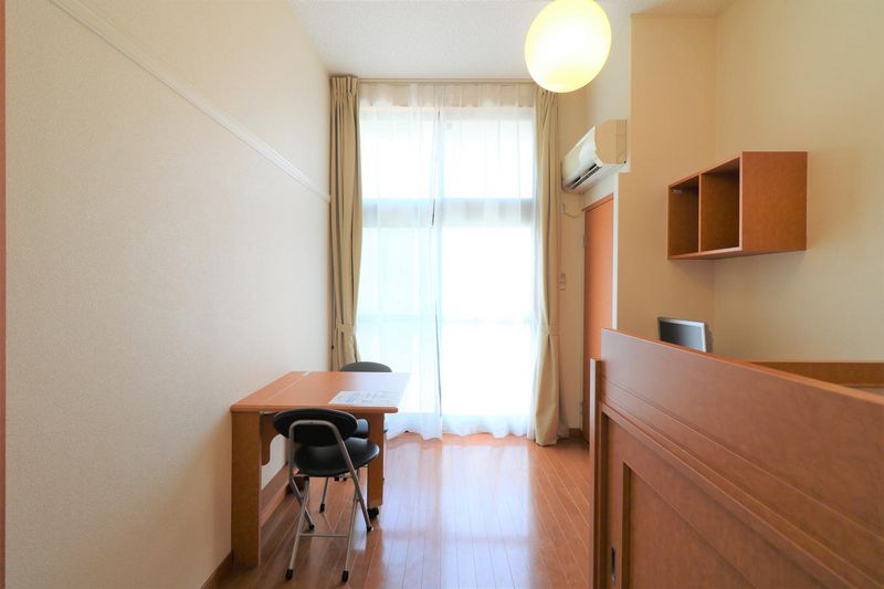 レオパレス西京 居間