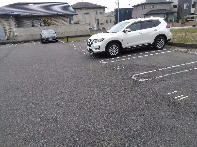 レオパレスＰｉｎｅｓ寿 駐車場