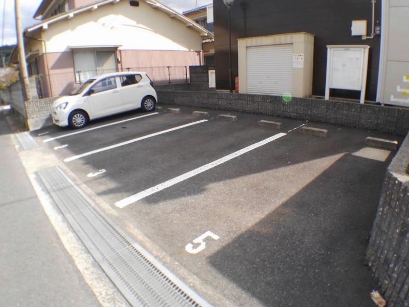 レオパレスグリーンヒル 駐車場