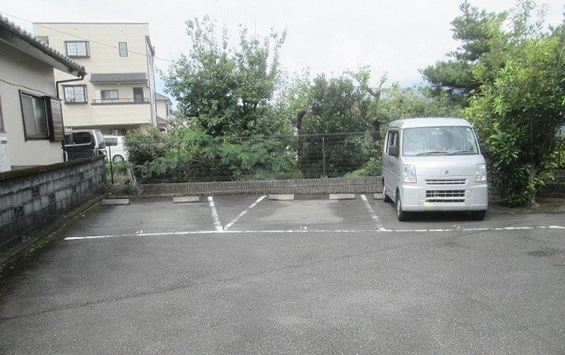 レオパレスリバー 駐車場