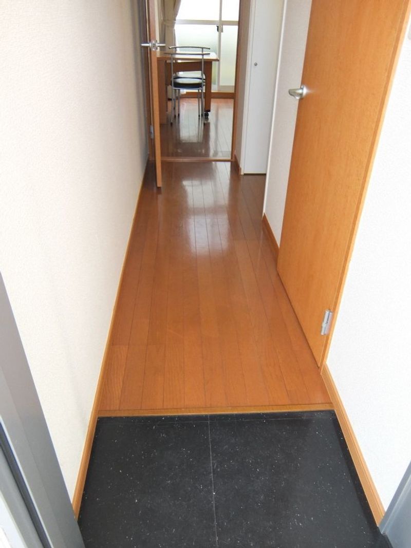 レオパレスコンフォートウッズ 玄関