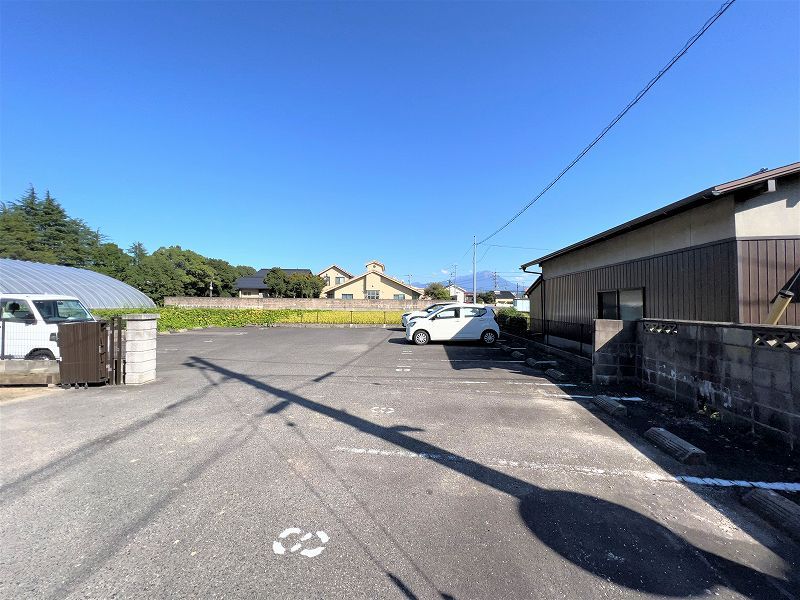 レオパレスメルベーユⅡ 駐車場