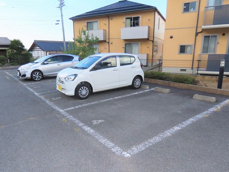 レオパレスちくま 駐車場