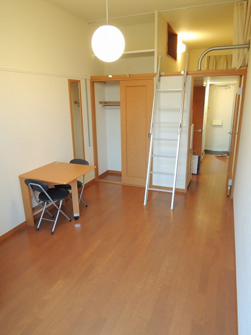 レオパレスまつど雅 居間