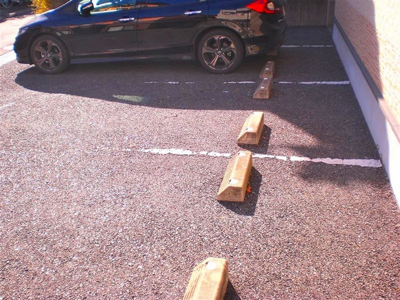 レオパレスルーキス 駐車場
