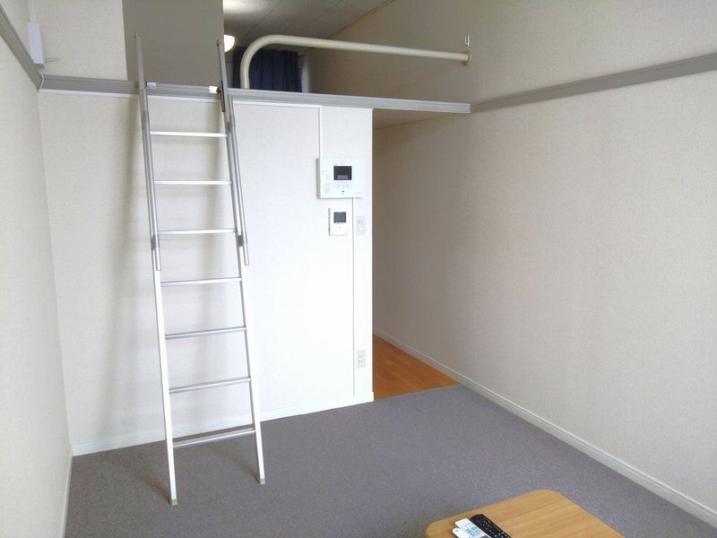 レオパレス燕良 居間