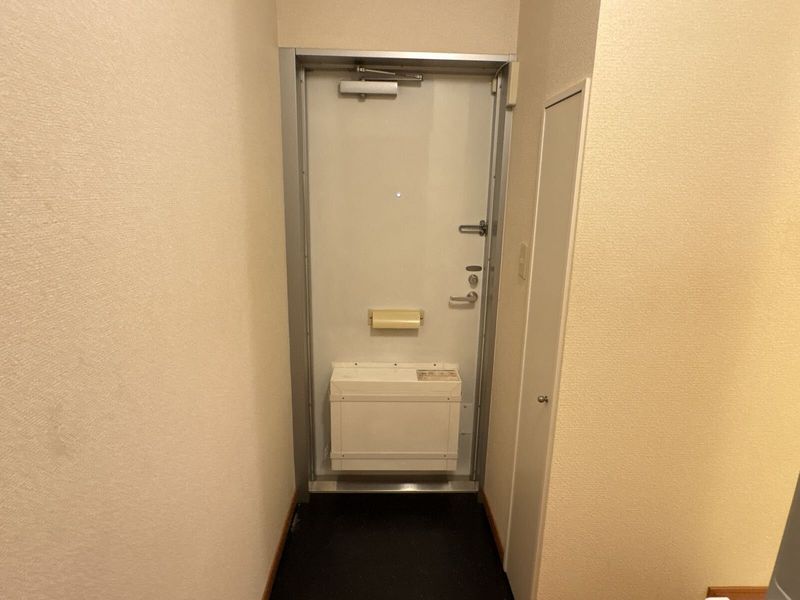 レオパレスウィル８８ 玄関