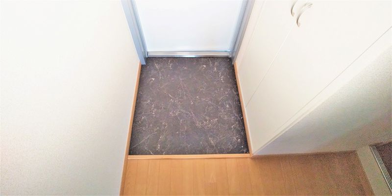 レオパレスロワジール 玄関