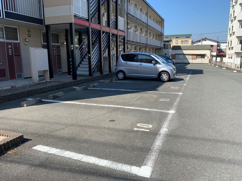 レオパレスシャーウッドの森 駐車場