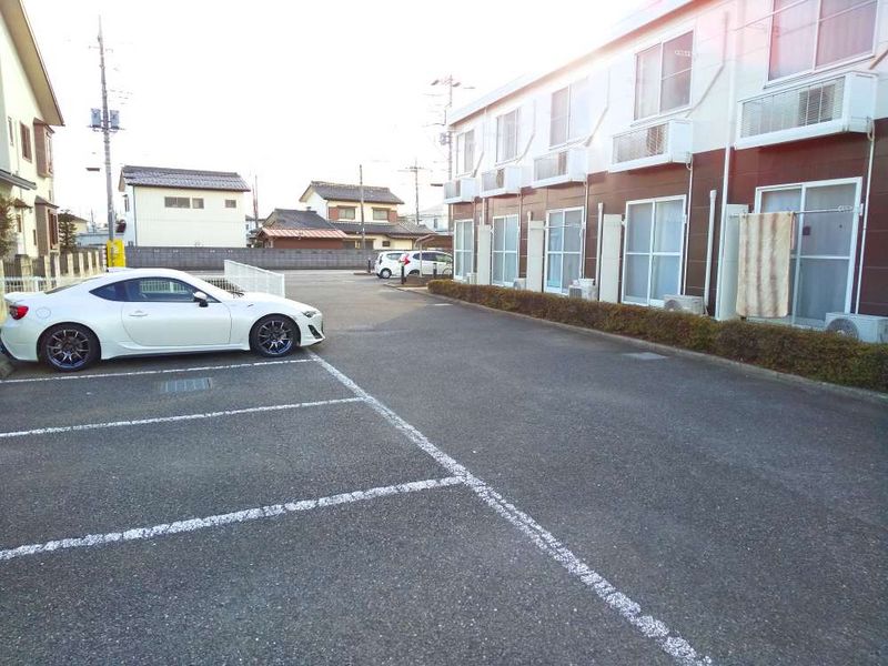 レオパレス鳳仙花 駐車場