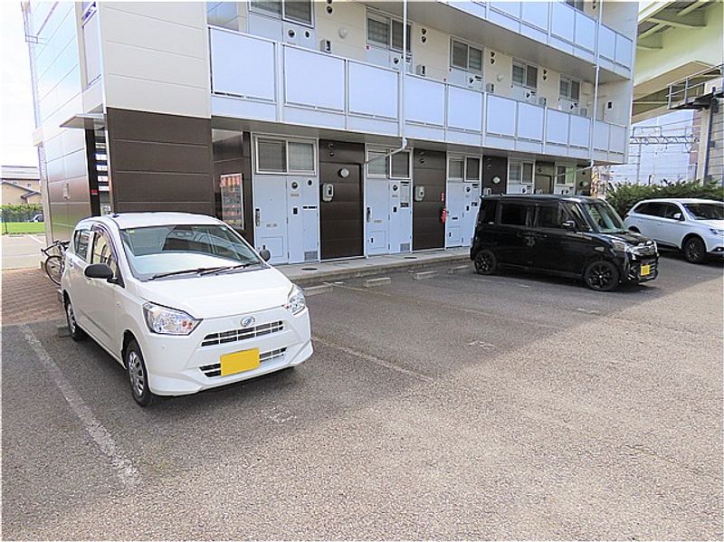 レオパレスバーゼル 駐車場