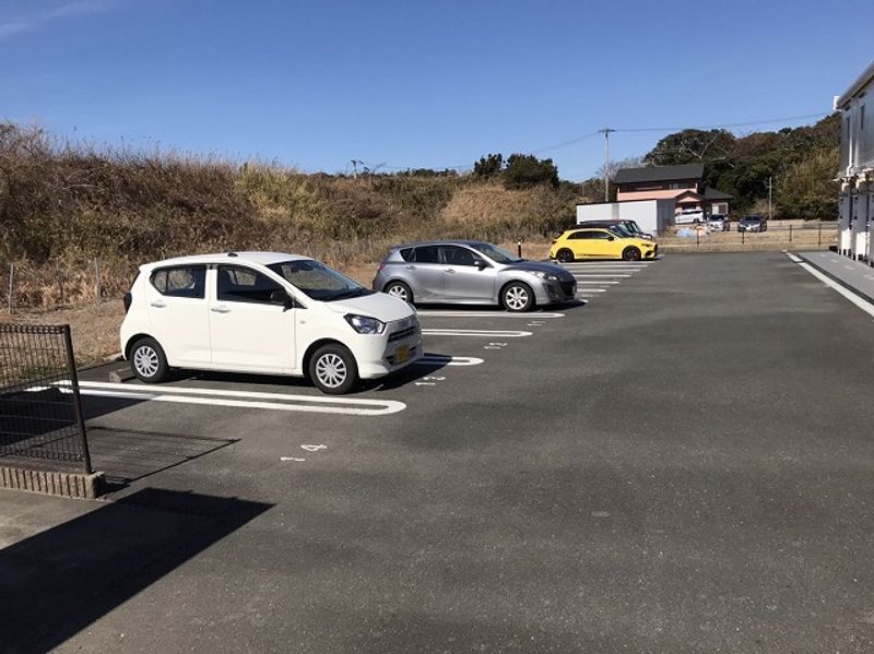 レオパレスクイーンベリー 駐車場