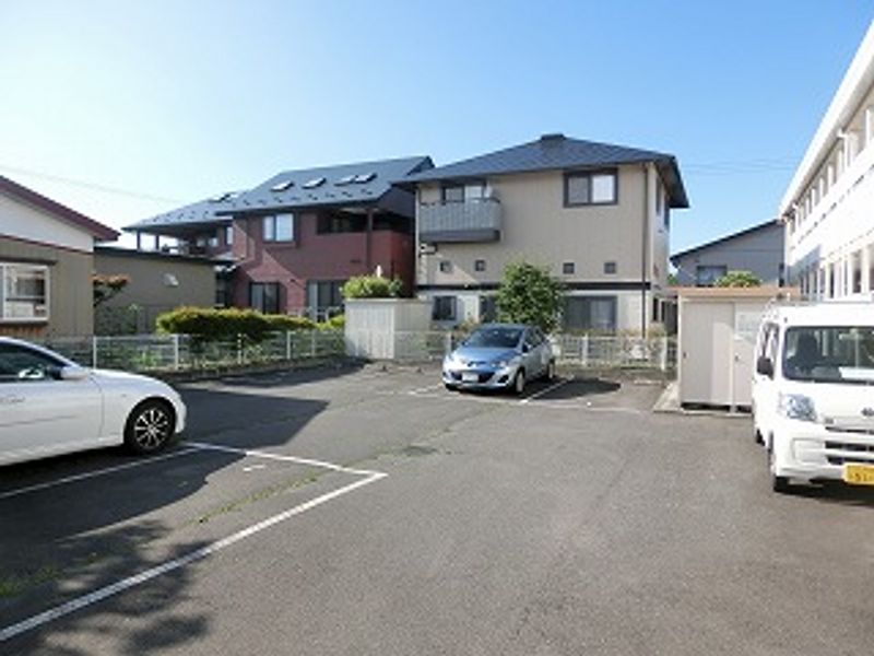 レオパレスフロンティア 駐車場