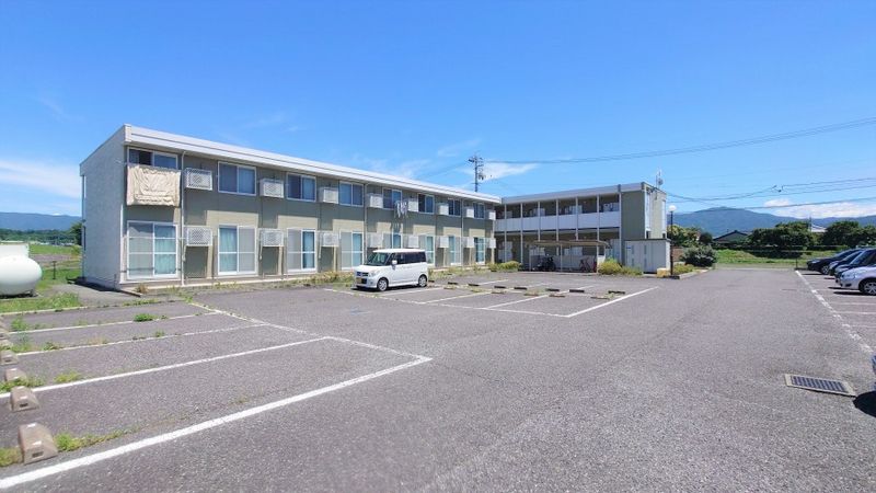 レオパレスコート伊那部 駐車場