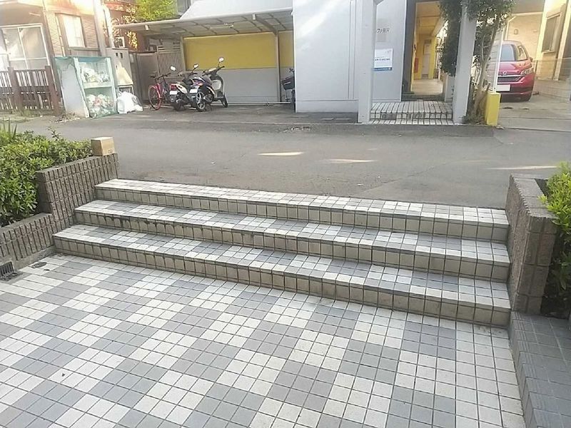 レオパレス峰の坂 エントランス