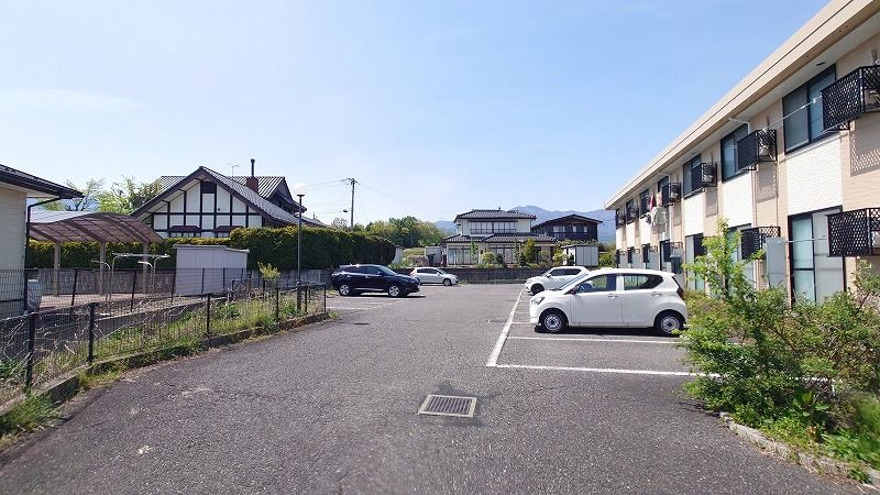 レオパレスひまわり 駐車場