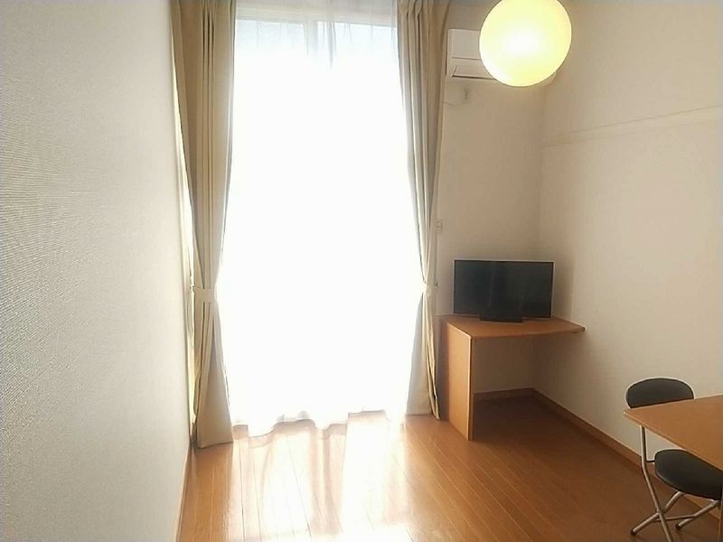 レオパレス楠 居間