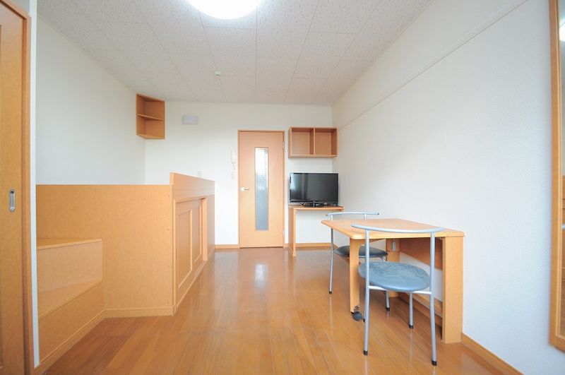 レオパレスＡＫＡＲＩ 居間