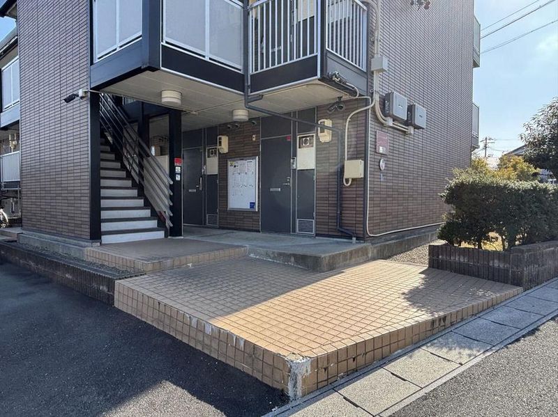 レオパレスさくら坂 エントランス