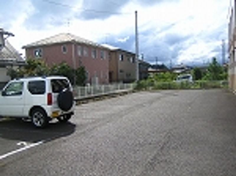 レオパレスサニーハイツ 駐車場