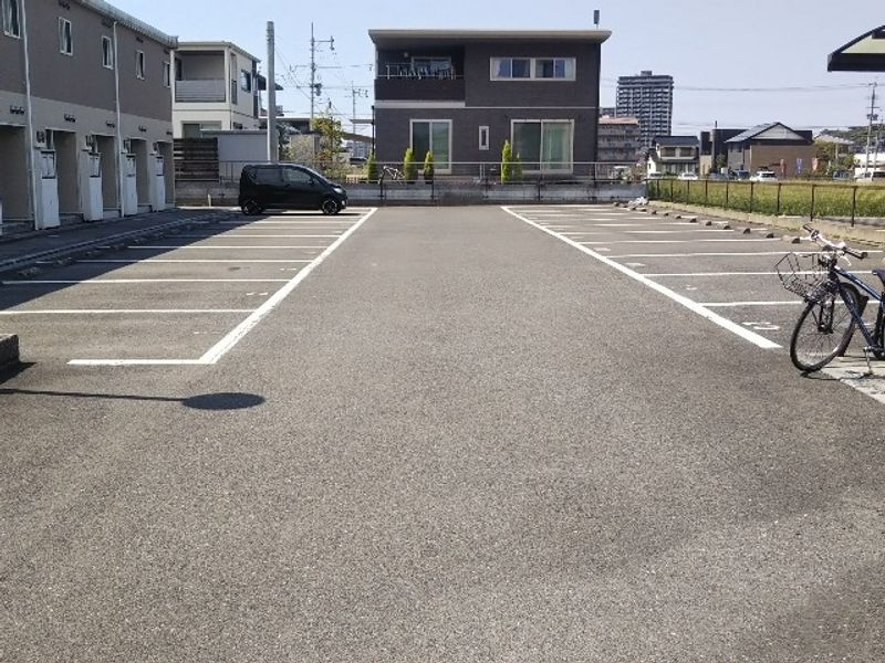 レオパレスさくらハイツ 駐車場
