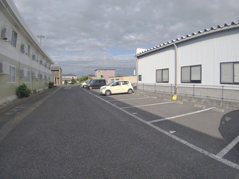 レオパレスマ　メゾン 駐車場
