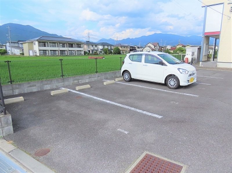 レオパレス御所 駐車場