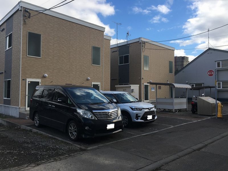 レオパレスあじさいブライト 駐車場