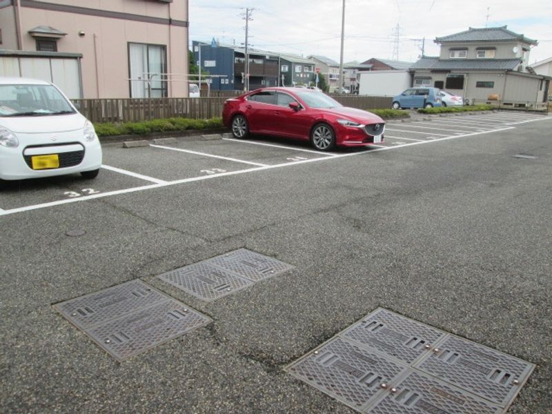 レオパレスステラ 駐車場