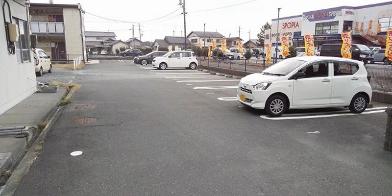 レオパレスデビュ 駐車場