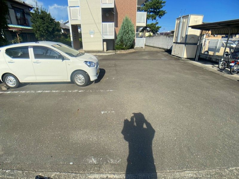レオパレスオネスティ 駐車場