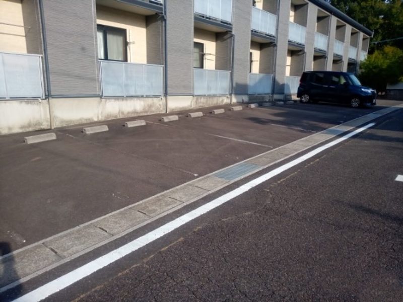 レオパレス北丘 駐車場