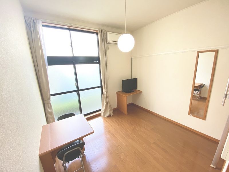 レオパレスＱ 居間