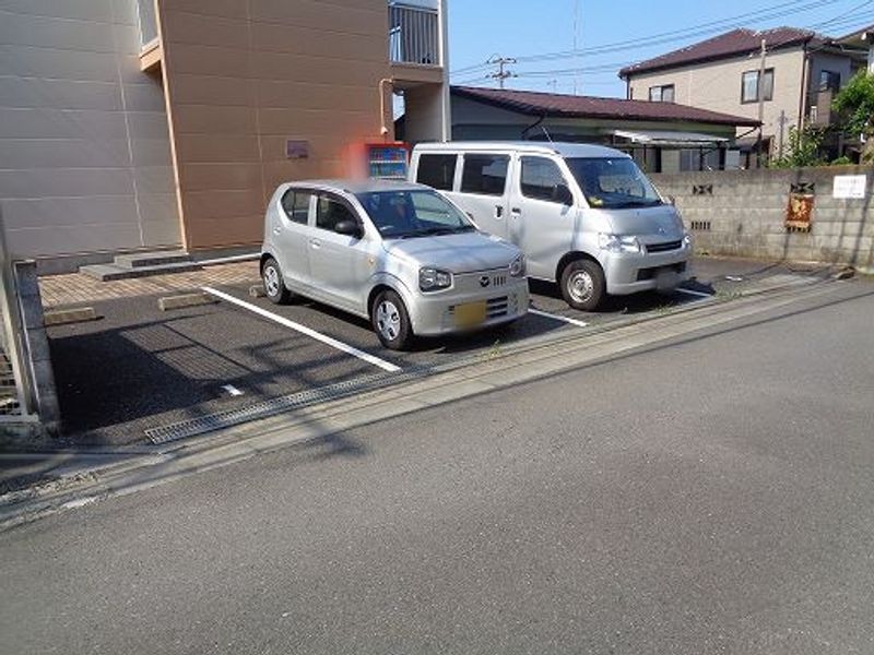 レオパレスコバヤシ 駐車場