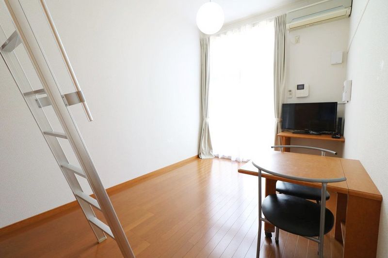 レオパレス円町 居間