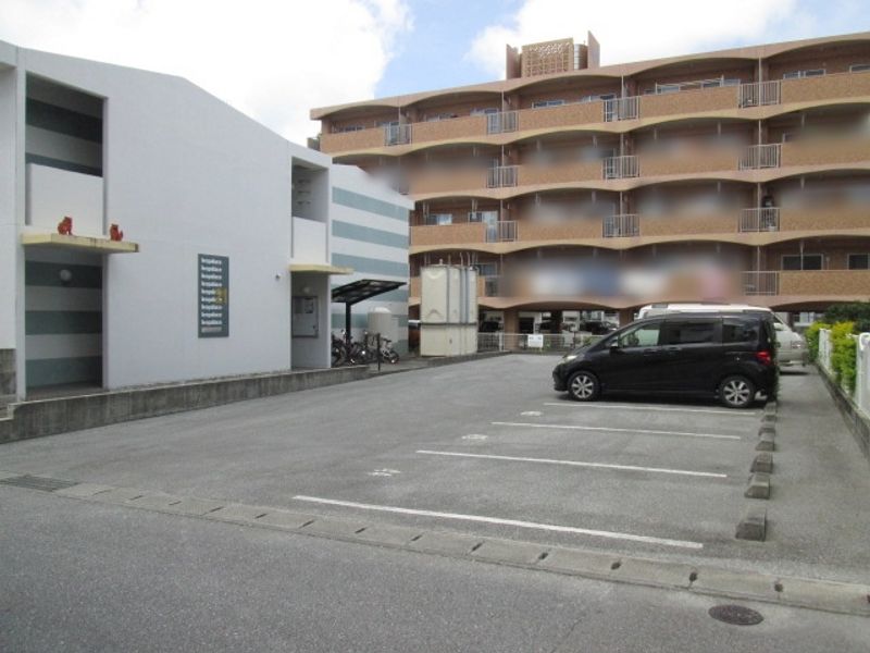 レオパレス豊見城 駐車場