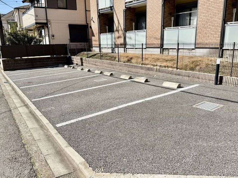 レオネクストレーブウィン 駐車場