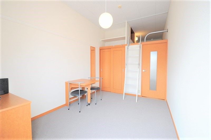 レオパレスタウンコート 居間