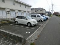 レオパレスサクラ 駐車場
