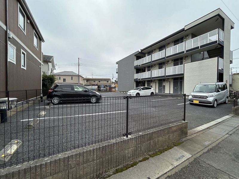 レオパレスカトルセゾン伊奈 駐車場