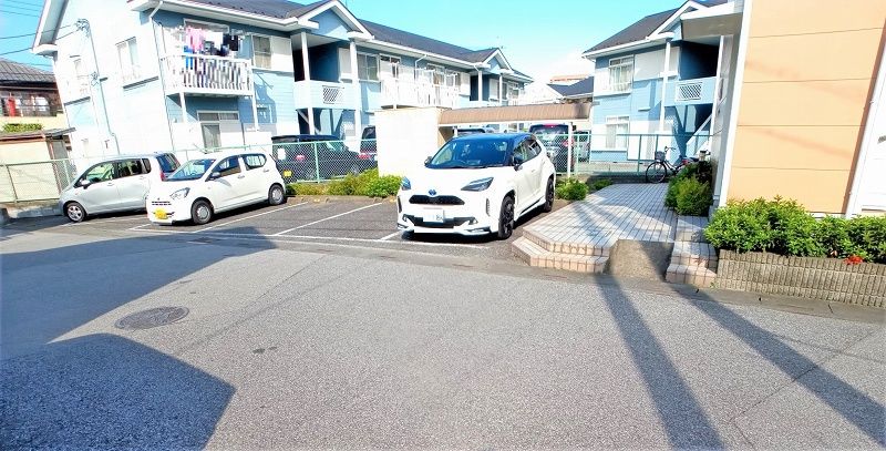 レオパレス梅が丘 駐車場