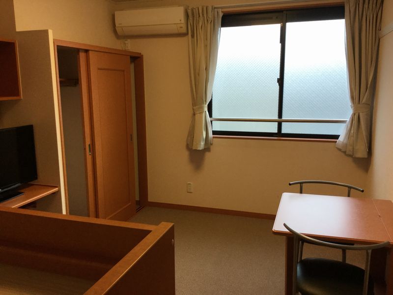 レオパレスドラクマの里 居間