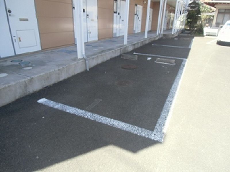 レオパレスＴＥＲＡＳＨＩＭＡ 駐車場