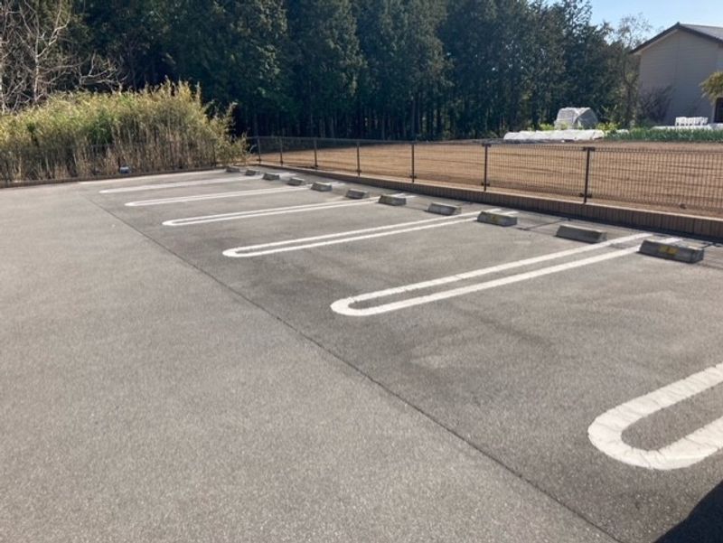 クレイノヒュッゲ富岡 駐車場
