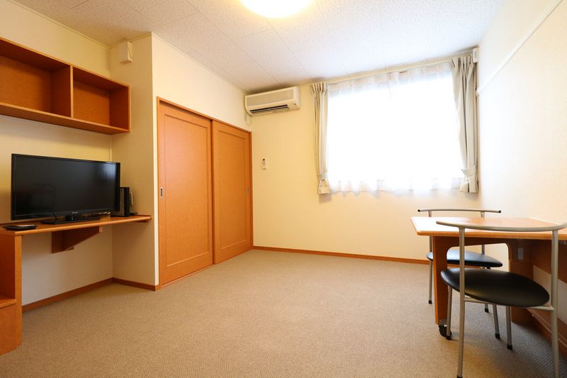 レオパレス佐和山 居間
